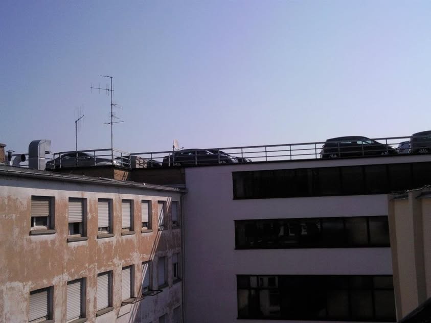 Antennes sur une toiture dans une photographie d’archive AES de 2011.