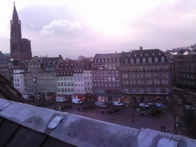 Vue des toits et de la cathédrale de Strasbourg, archive AES 2012.